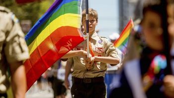 Un boy scout porta la bandera del orgullo gay Un boy scout porta la bandera del orgullo gay