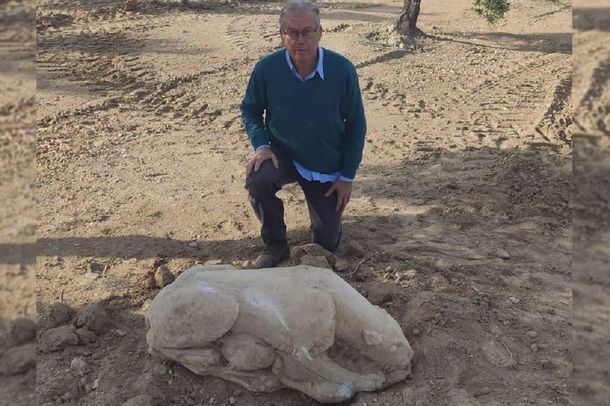España: un hombre labraba su campo y halló una estatua de 2500 años de antigüedad