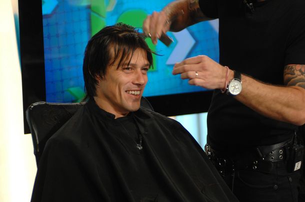 Insólito: en medio del escándalo, Almeyda se cortó el pelo en vivo