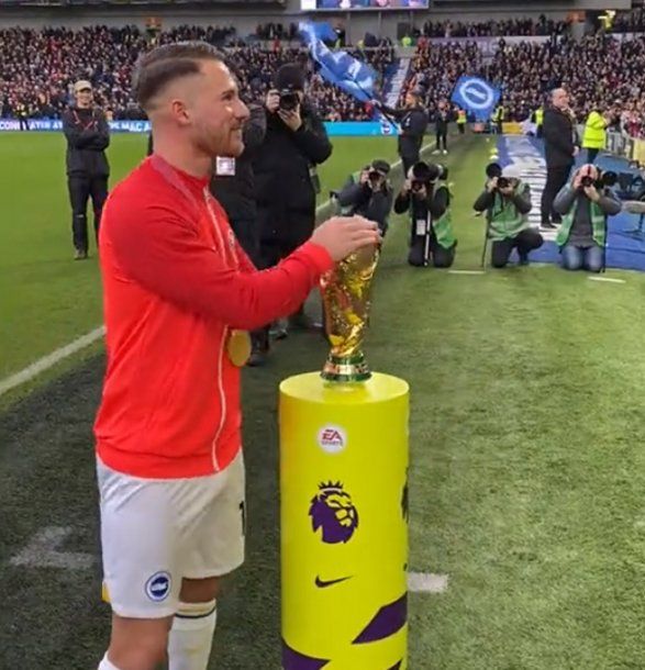 El Brighton volvió a homenajear a Alexis Mac Allister