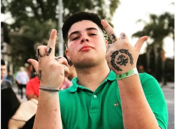 Un joven murió electrocutado mientras orinaba un poste de luz