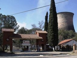 La fábrica de acero que llegó a tener un club de fútbol que le ganó a Boca está en crisis: el drama de Zapla