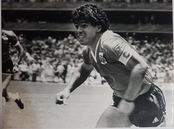 Diego ya marcó el mejor gol de todos los tiempos. Así lo festeja en la lente de Antonio Montano.