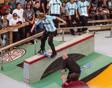 Kremer, crack afuera y adentro, tira magia sobre el hubba con la tabla invertida (Kevin Patricio Enis)
