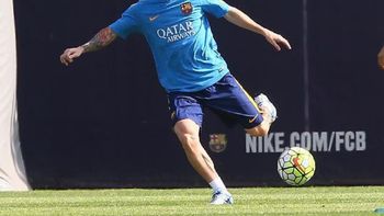la imagen mas esperada: messi practico a la par del grupo en barcelona la imagen mas esperada: messi practico a la par del grupo en barcelona