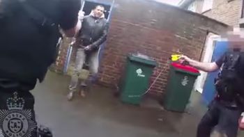 Un atacó a policías con un martillo en Reino Unido Un atacó a policías con un martillo en Reino Unido