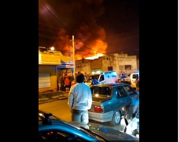 Voraz incendio afecta una fabrica de velas en Lanús