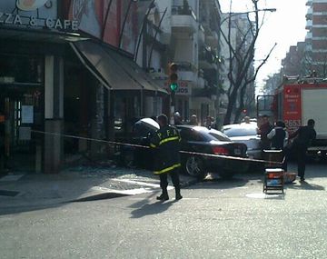 Un auto se incrustó contra un restaurante: hubo 4 heridos