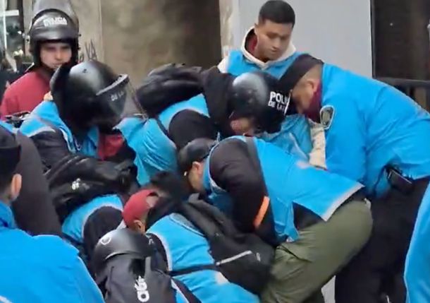 Otro miércoles de tensión en el Congreso: represión y detenidos en la marcha de jubilados