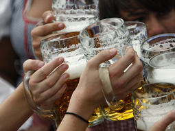 el mejor trabajo del mundo: un sueldo de 4.000 euros por viajar y tomar cerveza el mejor trabajo del mundo: un sueldo de 4.000 euros por viajar y tomar cerveza