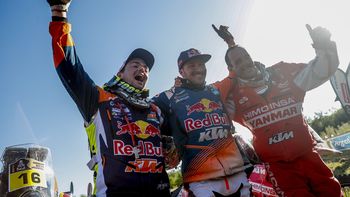 El piloto Sam Sunderland celebra su victoria en el Dakar El piloto Sam Sunderland celebra su victoria en el Dakar
