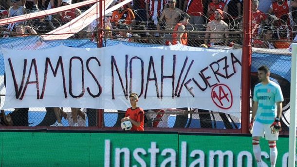 La hinchada de River colgó una bandera de  para Noah