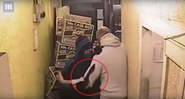 El dueño de un local pelea con un delincuente que tenía un cuchillo