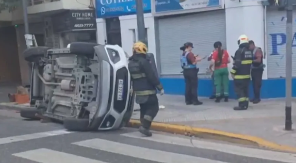 Manejó durante cinco cuadras a contramano por una avenida, chocó y volcó: hay seis heridos