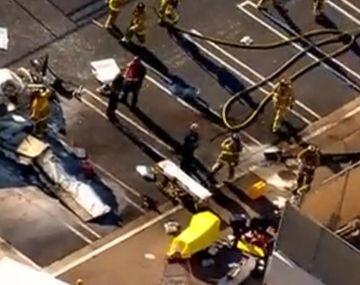 Un muerto al caer una avioneta en un centro comercial