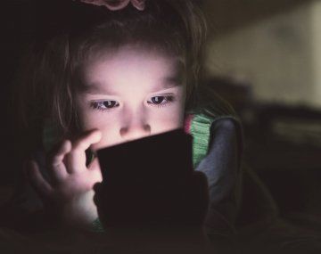 Advierten que el riesgo de suicidio aumenta en niños que pasan mucho tiempo frente a la pantalla