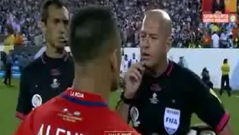 el insolito dialogo de alexis sanchez con el arbitro: hablame despacio... el insolito dialogo de alexis sanchez con el arbitro: hablame despacio...