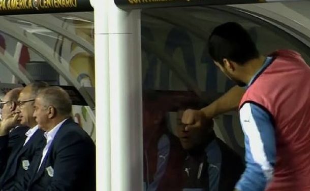 VIDEO: Suárez no ingresó y se descargó a puro golpe