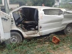 Un árbol gigante cayó sobre una camioneta y mató a un nene - Crédito: La Gaceta de Tucumán Un árbol gigante cayó sobre una camioneta y mató a un nene - Crédito: La Gaceta de Tucumán