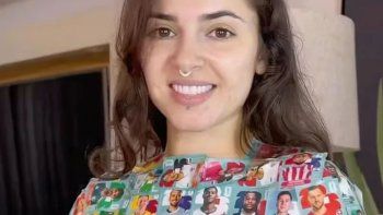 Kerolay Chaves, la influencer brasileña que se volvió viral tras cubrir su cuerpo con figuritas del Mundial 2026. Kerolay Chaves, la influencer brasileña que se volvió viral tras cubrir su cuerpo con figuritas del Mundial 2026.