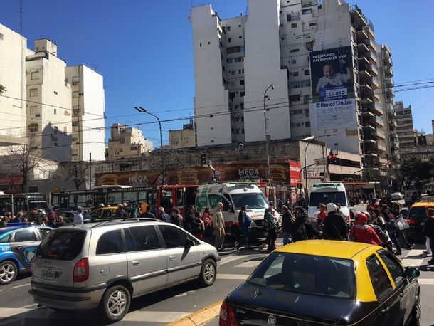 Se desmayó al volante, chocó de frente contra otro auto y murió