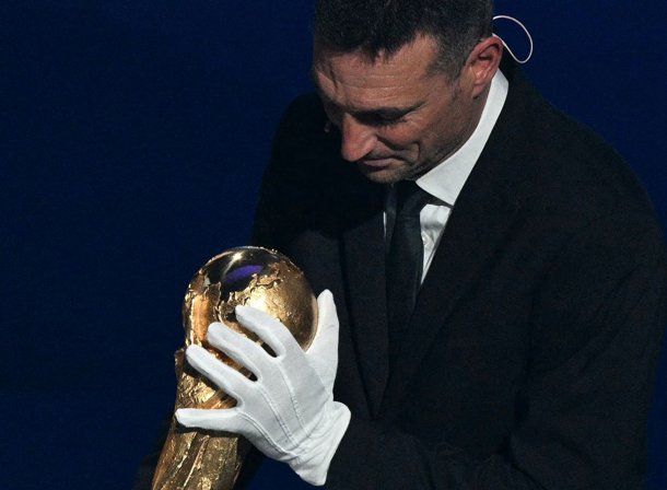 Lionel Scaloni ingresó al sorteo del Mundial 2026 con la Copa del Mundo en sus manos.