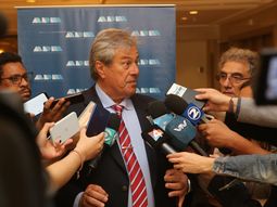El intendente Enrique Antía advirtió sobre el desabastecimiento de agua potable que podrá sufrir Maldonado debido a la falta de inversión de la empresa estatal uruguaya OSE. El intendente Enrique Antía advirtió sobre el desabastecimiento de agua potable que podrá sufrir Maldonado debido a la falta de inversión de la empresa estatal uruguaya OSE.