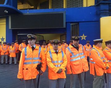 Incidentes en La Boca con hinchas que reclaman su entrada