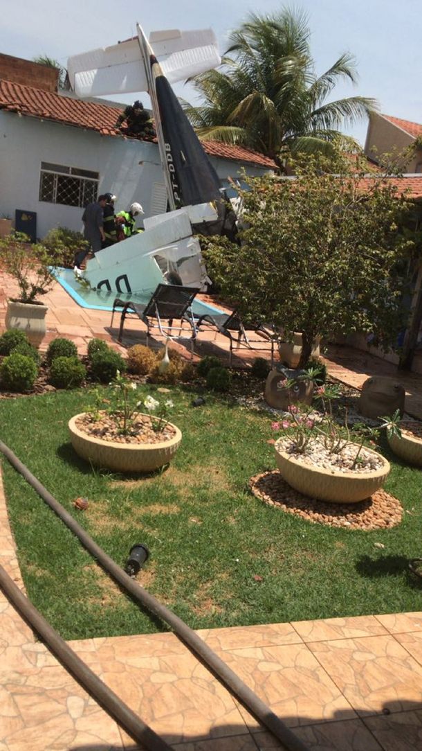 Cayó una avioneta en una casa: 3 muertos - Crédito: @Leandrosp17