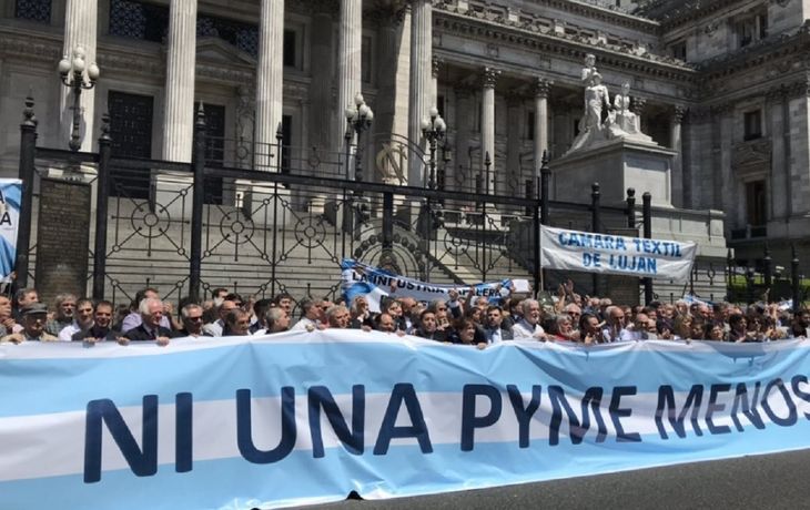 Las pymes marcharon con los sindicalistas y dicen estar en etapa de extrema gravedad