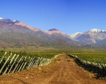 El pueblo escondido entre viñedos y montañas con paisajes increíbles