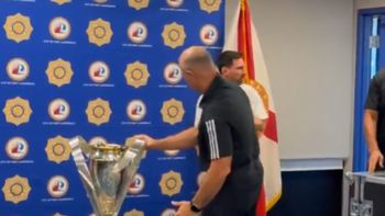 messi llevo el trofeo de la mls al departamento de policia de fort lauderdale messi llevo el trofeo de la mls al departamento de policia de fort lauderdale
