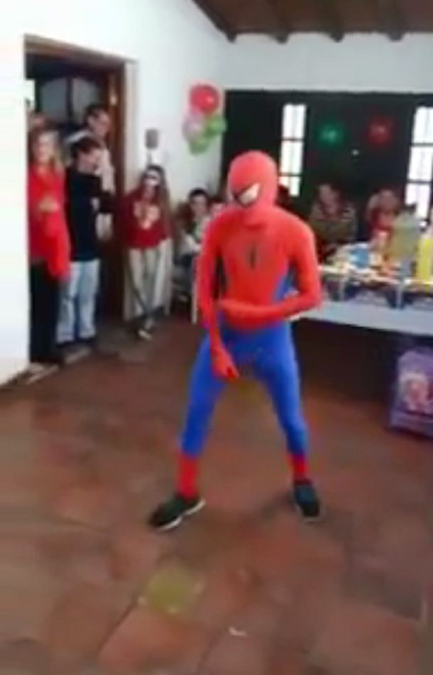 Fue a animar una fiesta de cumpleaños, imitó a Spiderman y terminó en el piso