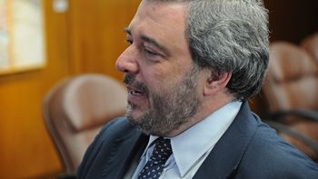 Mario Bergara cree que el proyecto de reestructuración de deudas de Cabildo Abierto puede arrastrar a gente a la usura. Mario Bergara cree que el proyecto de reestructuración de deudas de Cabildo Abierto puede arrastrar a gente a la usura.