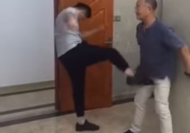 Un artista marcial resiste todos los golpes