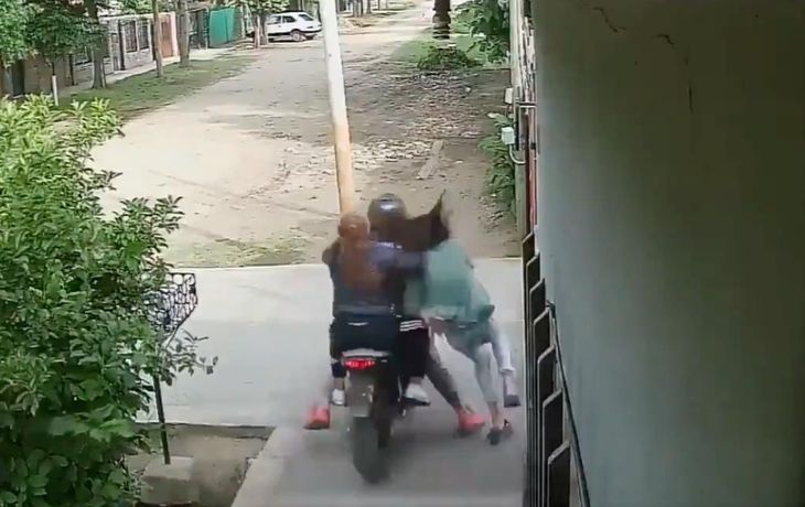 Dos motochorros arrastraron y golpearon a una joven para robarle el celular en Merlo