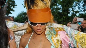 rihanna marca tendencia con su tatoo en la playa rihanna marca tendencia con su tatoo en la playa