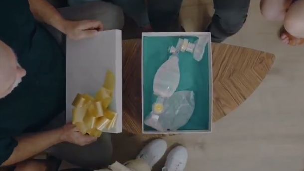 El último regalo: desgarrador spot para evitar el contagio de coronavirus en las reuniones familiares en España