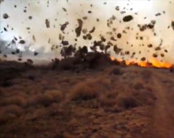 Un video muestra el increíble momento en el que un tornado se come un incendio
