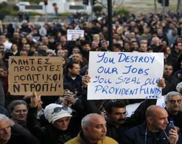 Europa amenaza con incautar más depósitos a los ahorristas