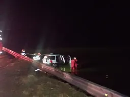 La camioneta hundida en la laguna, en pleno rescate. Foto: Infohuella La camioneta hundida en la laguna, en pleno rescate. Foto: Infohuella