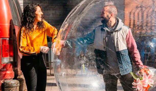 Conquistó a su vecina durante la cuarentena usando su teléfono, un dron y una burbuja de plástico