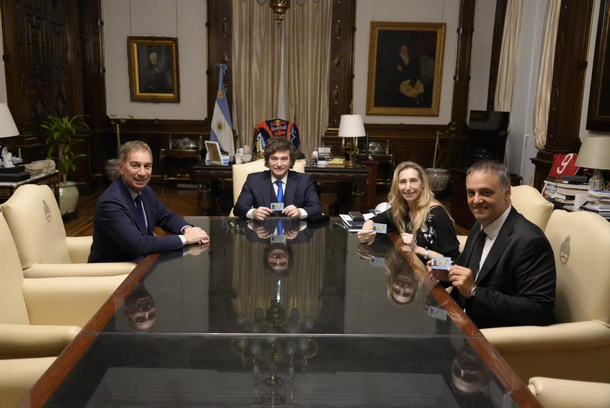 El nuevo DNI que presentó Javier Milei utiliza policarbonato y grabado láser para evitar adulteraciones. El nuevo DNI que presentó Javier Milei utiliza policarbonato y grabado láser para evitar adulteraciones.