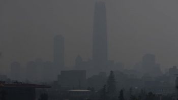 una inmensa nube de humo avanza sobre santiago de chile una inmensa nube de humo avanza sobre santiago de chile