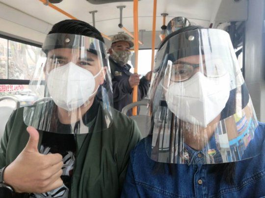 Perú: además de barbijo, obligan a usar la máscara transparente