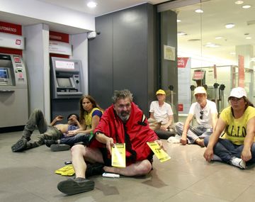 Insólito: Castells hace huelga de hambre ocupando un cajero