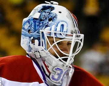 Un jugador de hockey lleva una imagen de Messi en su casco