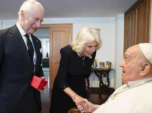 El papa Francisco recibió al Rey Carlos III y a la Reina Camilla