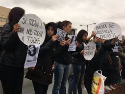 Familiares y amigos de Araceli Fulles marcharon bajo la lluvia Familiares y amigos de Araceli Fulles marcharon bajo la lluvia