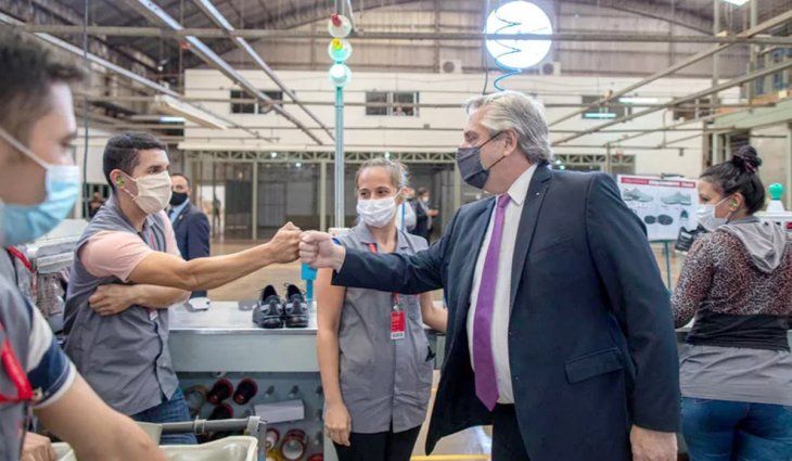 La empresa Dass vuelve a producir zapatillas en el país